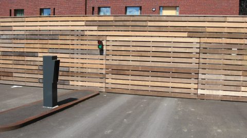 Portes en ligne avec la façade avec revêtement en bois - revêtement de placage