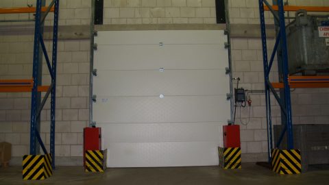 Porte sectionnelle; porte de confinement résistant au feu et retenant les liquides