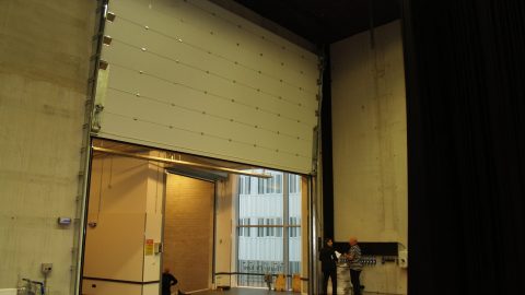 Grande porte coulissante verticale insonorisante - Rw et STC; Porte de théâtre dans les coulisses